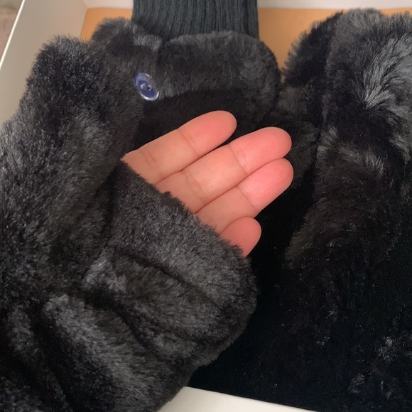 House of Harlow 1960 black faux fur flip top mittens and wristlet in its box - Picture 4 of 5